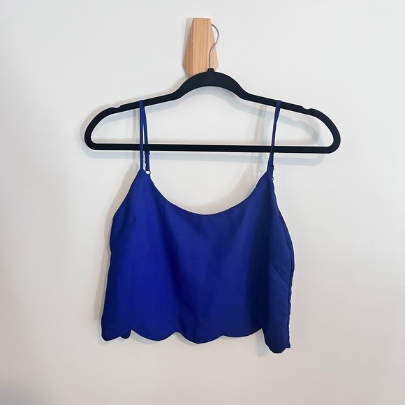 3/$20 ☀️ Scalloped Hem Cropped Tank - Picture 1 of 4